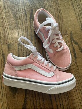 NWOT Vans Kids Pink and White Old Skool Low-Top Sneakers